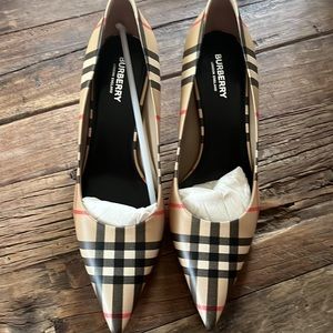 Burberry point toe pumps size 40